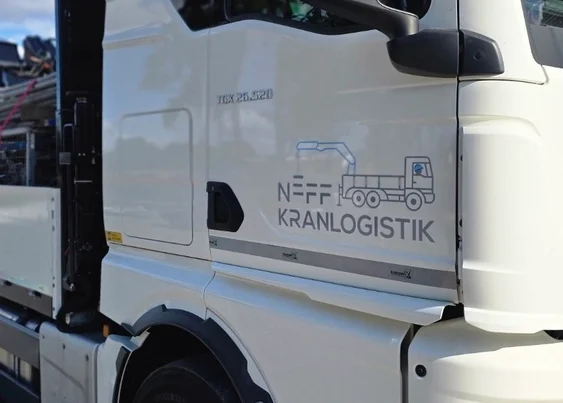 Moderner LKW mit leistungsstarkem Ladekran der Neff Kranlogistik.