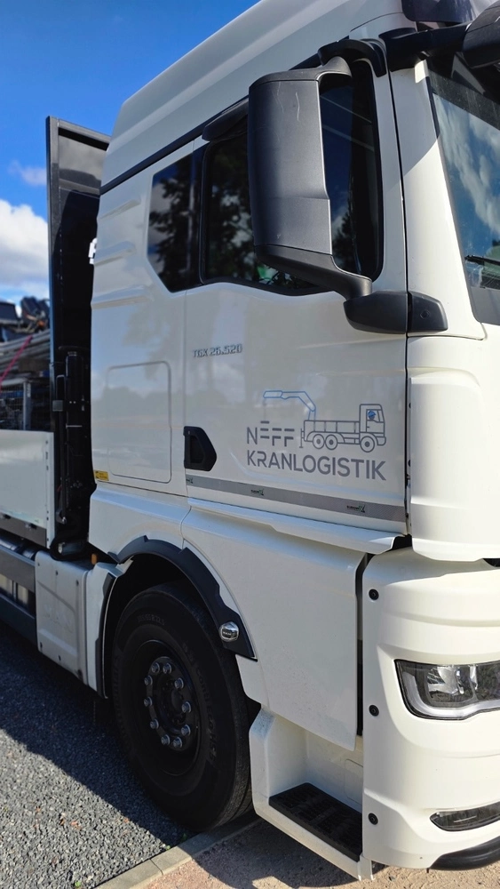 Moderner LKW mit leistungsstarkem Ladekran der Neff Kranlogistik.