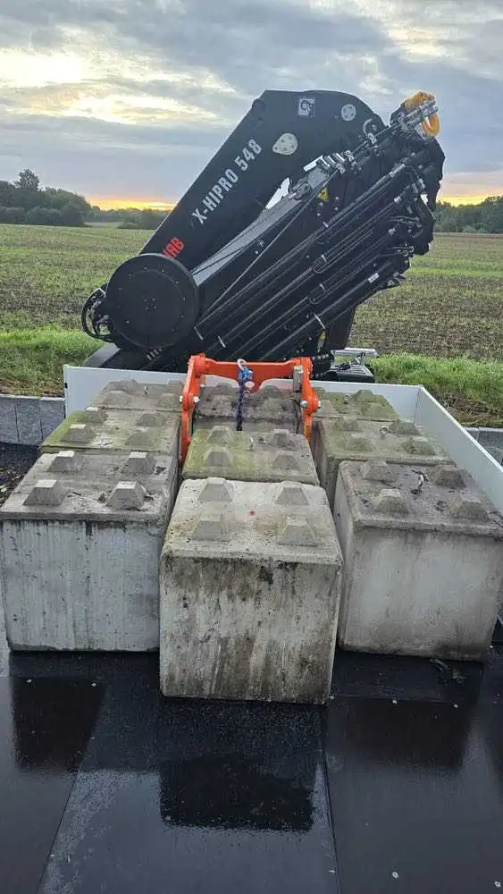 Verladen von Betonblocksteinen (Legobeton) mit eigener Kralle zum Anheben.