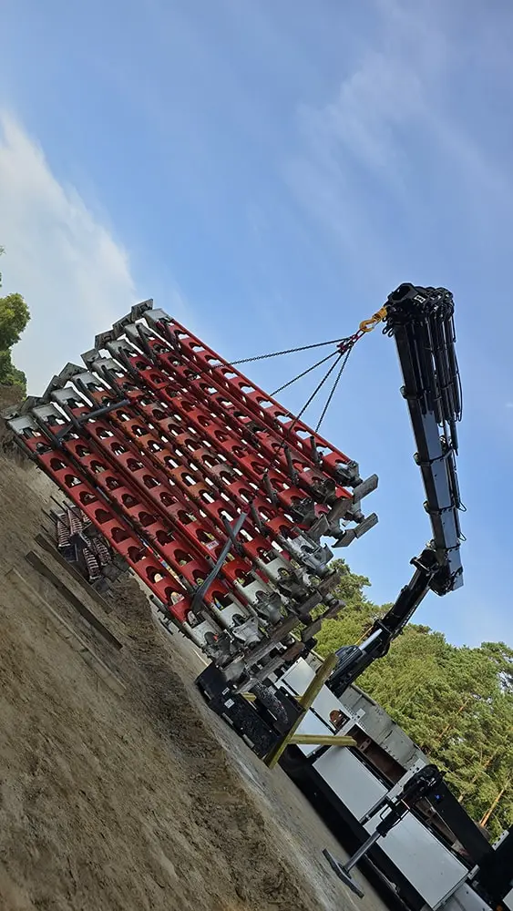Ladekran beim Transport von großformatigen Bauteilen