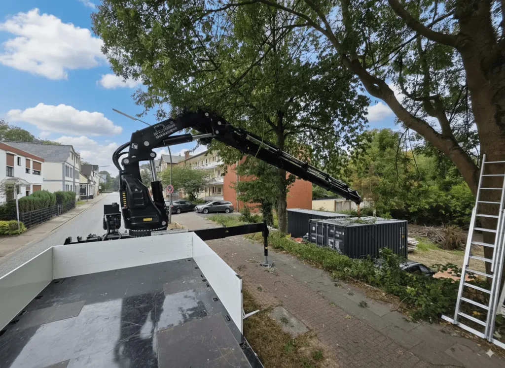 Präzises Arbeiten mit dem Ladekran beim Verladen von Containern.